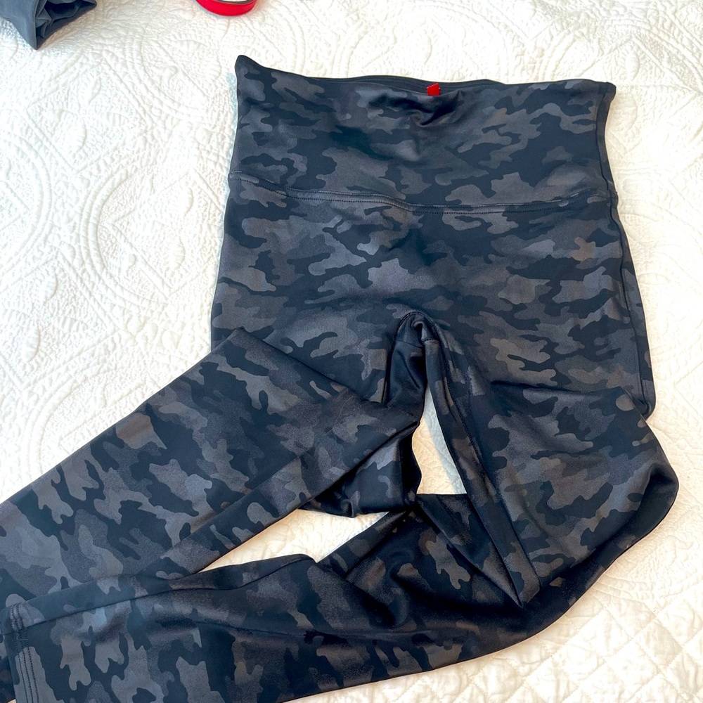 SPANX CAMO LEGGINGS